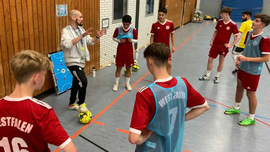 Trainer Sebastian Rauch ist ein echter Experte auf dem Futsal-Gebiet