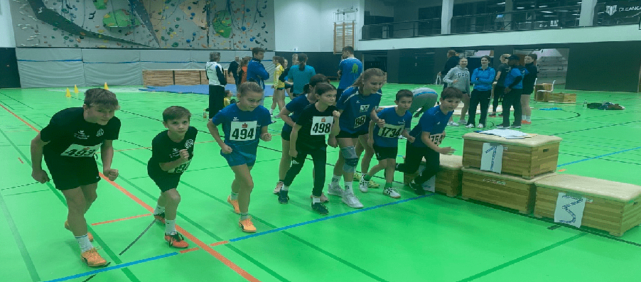 Die Kinder starten zum 800m-Lauf