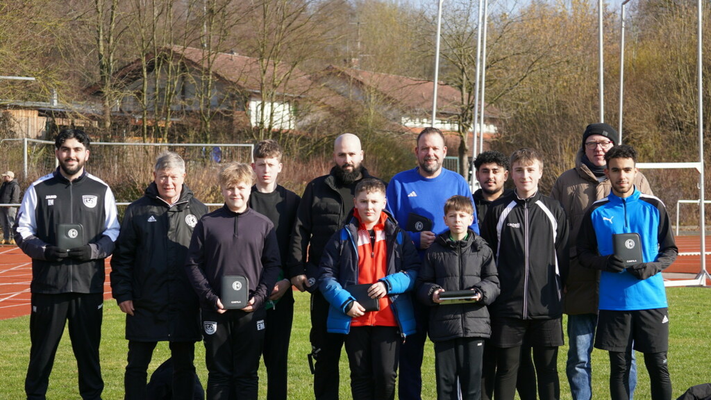 Gruppenfoto der zehn neuen Schiedsrichter für den Kreis Detmold