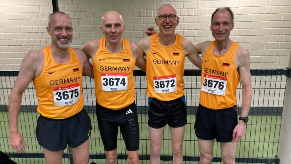 Burkhard Wrenger rennt mit Staffel zum Weltrekord