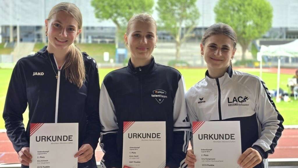 Die neue Siebenkampfmeisterin Greta Spieß (Mitte) zwischen ihren Hauptkonkurrentinnen Krönert und Kampmann
