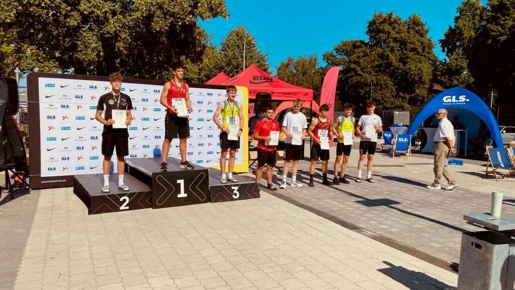 Ben Krome grüßt als deutscher Vizemeister im Kugelstoß M15